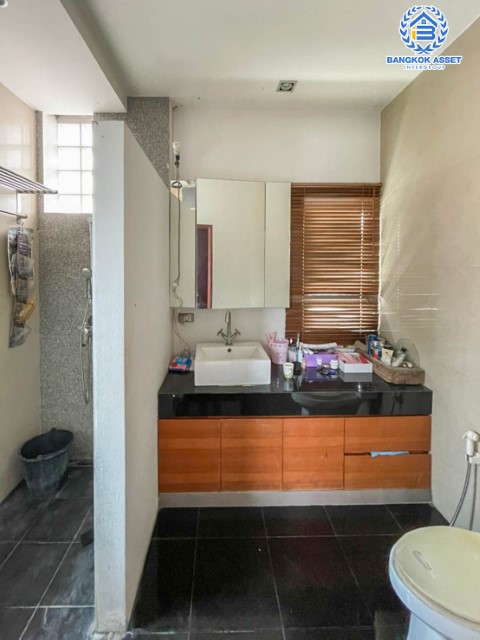 *****บ้านเดี่ยวมือสอง ม. ซอย พหลโยธิน56 พหลโยธิน บ้านเดี่ยวหลังใหญ่ ภายในตกแต่งหรูหรา สวยมาก  บนเนื้อที่เยอะถึง 98.60 ตร.ว.  3 ห้องนอน 3 ห้องน้ำ 2 ที่จอดรถ ภายในบรรยากาศร่มรื่นมีความเป็นส่วนตัวมาก พร้อมมีสระน้ำในตัว  บนพื้นที่กว่า 316 ตร.ม บนทำเลที่ดี เชื่อมต่อถนน พหลโยธิน, ลำลูกกา, วิภาวดี-รังสิต เดินทางสะดวกใกล้รถไฟฟ้า สถานี "แยก คปอ, คูคต"